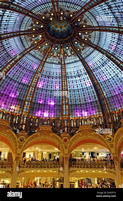 Le Dôme En Vitrail De Style Art Nouveau Du Grand Magasin Phare Des