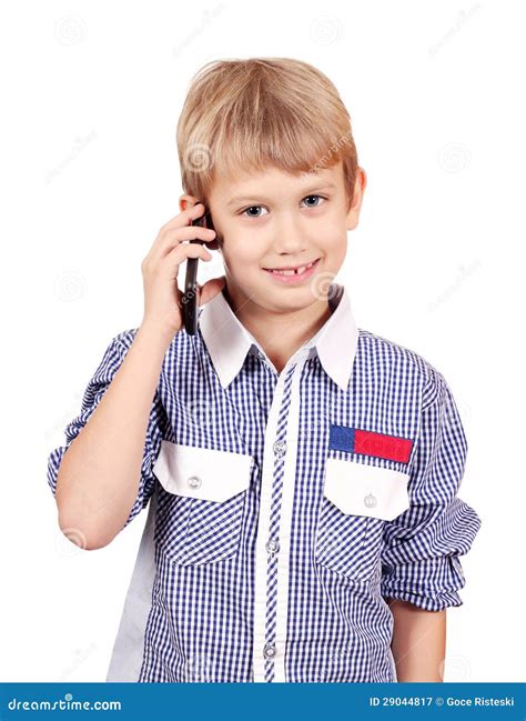 Menino Que Fala No Telefone Imagem De Stock Imagem De Postura