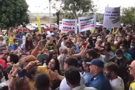 Bolsonaro desce na Paraíba sem máscara aglomera e distribui afagos