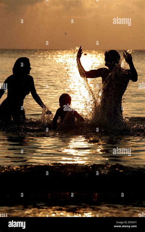 Silhouette Der Familie Spa Im Meer Am Strandurlaub Stockfotografie Alamy