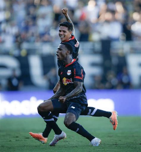 Red Bull Bragantino vence o Corinthians e cola nos líderes do Brasileirão