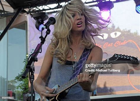 Hot Sexy Allison Robertson Bikini Pics