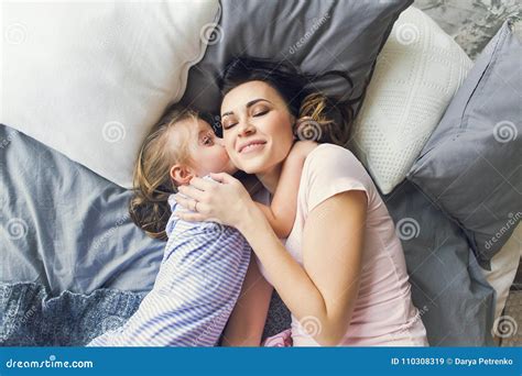 La Jeune Femme Embrassent Sa Petite Fille Image Stock Image Du