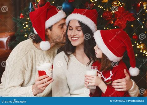 Portrait Von Lieblichen Familienbindungen Am Weihnachtsabend Stockfoto Bild Von Zicklein