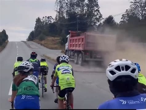 Un camión adelanta por el carril bici a un grupo de ciclistas por fin