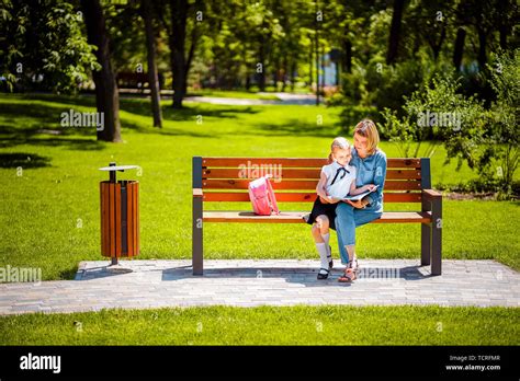 Maman Et Sa Fille Lisent Un Livre Banque De Photographies Et Dimages à