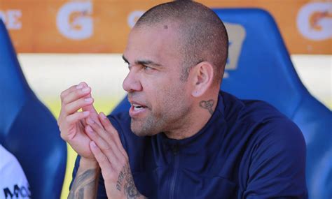 Pumas rescinde contrato de Daniel Alves por justa causa após jogador