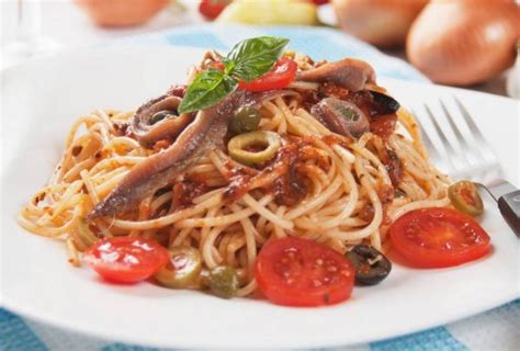 Spaghetti Con Olive E Acciughe Sono Un Primo Piatto Profumato E Gustoso