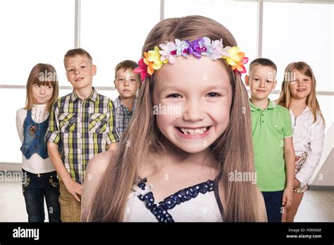 Amis Avec Des Enfants Banque De Photographies Et Dimages à Haute