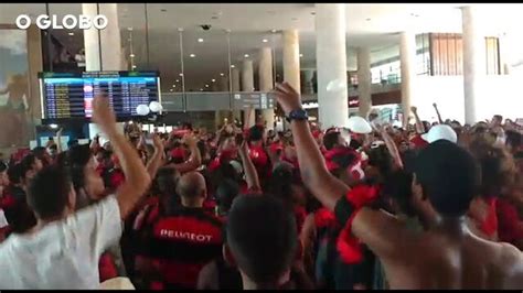 Torcida Do Flamengo Lota Aeroporto Antes De Jogo Decisivo Contra O