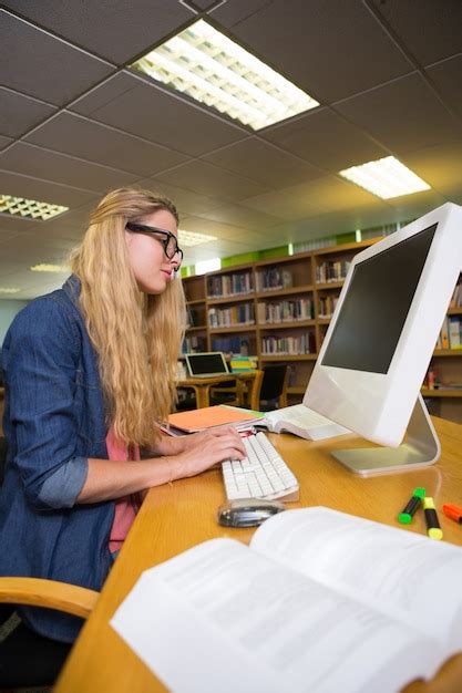 Estudante Que Estuda Na Biblioteca Computador Foto Premium