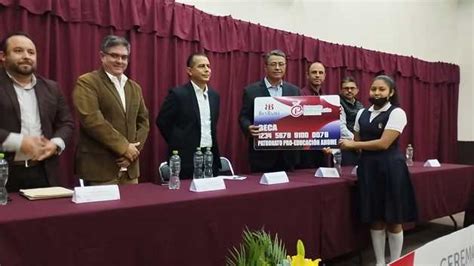 Entrega patronato Pro educación del Municipio de Ahome becas a 287