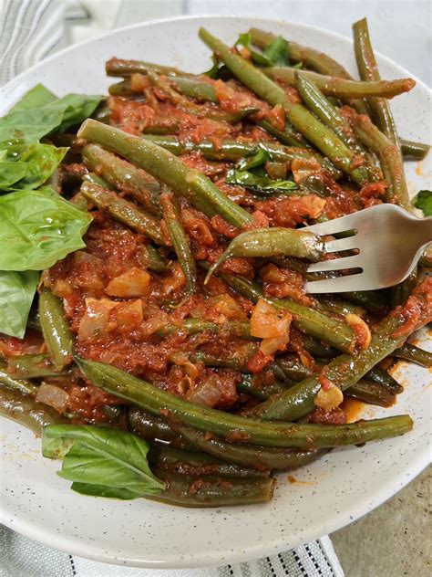 One Pot Italian Green Beans In Tomato Sauce Mangia With Michele