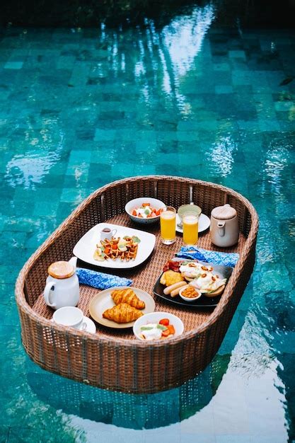 La bandeja del desayuno está flotando en la piscina Foto Premium