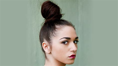 Top knot fryzura na lato Moda najnowsze kolekcje najtańsze sklepy