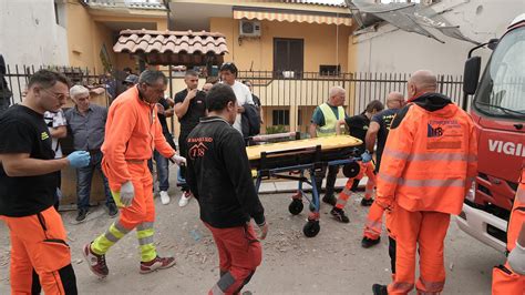 Madre Hijo Y Su Hija Murieron En El Derrumbe De Una Casa De Dos