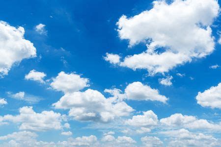 Claro Cielo Azul De Fondo Las Nubes Con El Fondo Cielo Azul Cielo