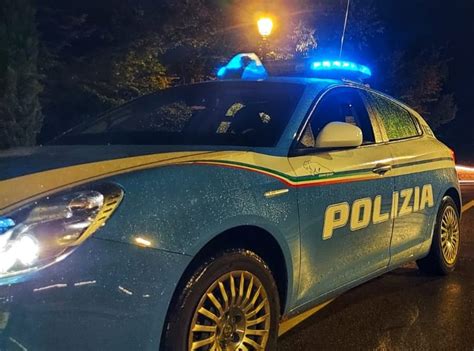 Sfondano La Vetrata Di Un Bar Di Reggio Emilia Con Un Tombino Ma Il