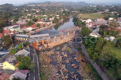 Air Sungai Ciliwung Menyusut Antara Foto