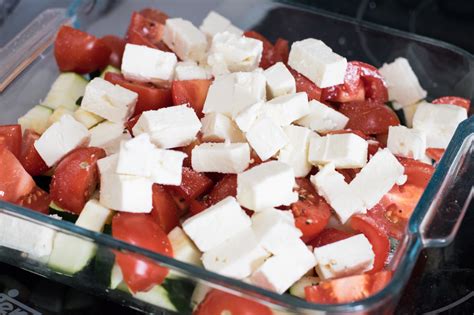 Low Carb Feta Tomaten Auflauf mit saftigen Hähnchenstückchen