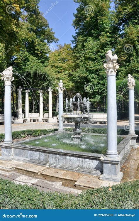 Fuente De Niño De La Espina Aranjuez España Fotos de archivo libres