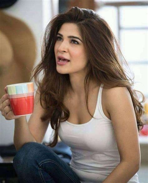 Ayesha Omar’s Beach Party Pictures Goes Viral Showbiz Pakistan