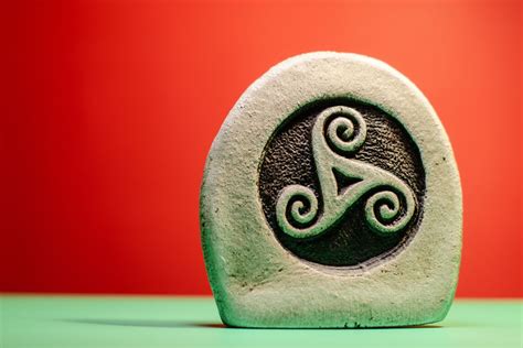 The Powerful Meaning Of The Celtic Motherhood Knot Symbol Symbolscholar