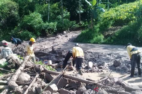 Bpbd Waspadai Jalur Cijapati Garut Bandung Rawan Longsor Antara News