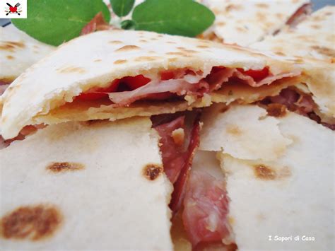 Triangoli Di Piadina Con Brie Pomodorini E Speck Ricetta Finger Food