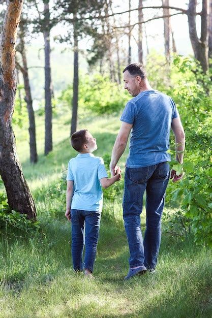 Pai E Filho Caminhando No Parque Foto Premium