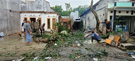 Hujan Dan Angin Kencang Sembilan Rumah Di Kecamatan Pakis Rusak Parah