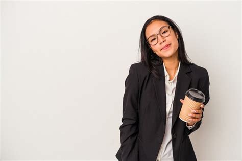 Mulher latino jovem negócios segurando um café take away isolado no