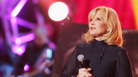 VOICI Sylvie Vartan bientôt à la retraite la réaction émouvante de