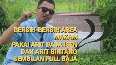 Bersih Bersih Area Makam Di Penghujung Tahun Pakai Arit Baja Isen