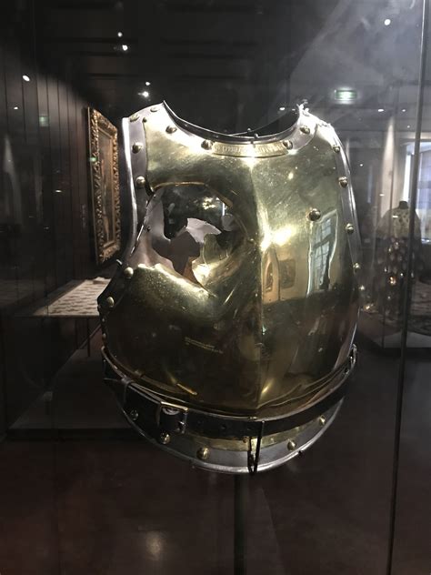 Waterloo Cette cuirasse transpercée par un boulet de canon sur