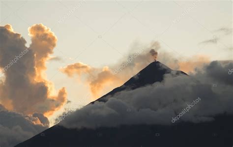 Erupci N Del Volc N Fuego En Las Nubes Del Atardecer Guatemala Am