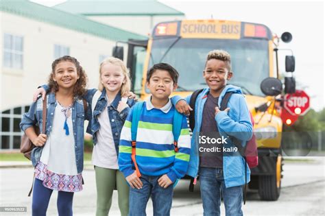 초등 어린이 스쿨 버스 앞에 서 서 앞에서에 대한 스톡 사진 및 기타 이미지 앞에서 교육 미소 Istock