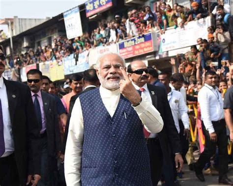 Pm Modi Casts Vote At Polling Booth In Ahmedabad