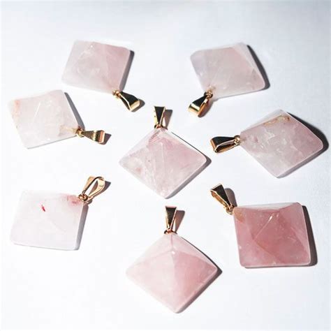 Colar Pirâmide Pedra Quartzo Rosa Natural Dourado Sojóias Nlux