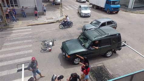 Motociclista fica ferido após colidir carro em frente a Prefeitura