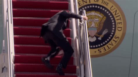 Joe Biden Stolpert Treppe Der Air Force One Hinauf Oe24 At