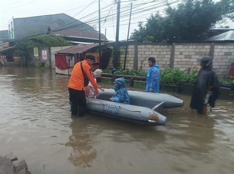 BPBD Makassar Evakuasi Warga Terdampak Banjir