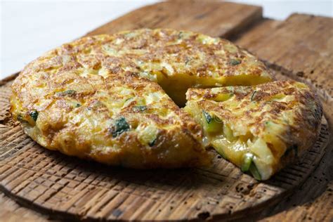 Omelette De Pommes De Terre Espagnole Avec Courgette Et Ail Jeune