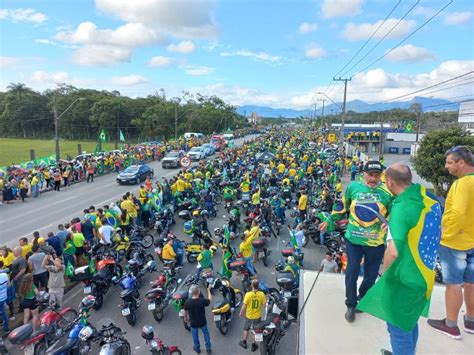 FOTOS No último ato da campanha Bolsonaro cita datapovo em Joinville