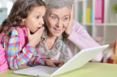 Retrato De Feliz Abuela E Hija Usando Laptop Foto Premium