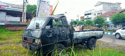 Diduga Hilang Kendali Pikap Tabrak Pembatas Jalan Dan Terbalik