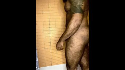 PELUDO MUSCULOSO NO BANHO Pornhub Gay