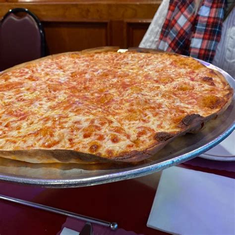 Ct93s Pizza Review At Pete And Eldas Bar Carmens Pizzeria One Bite