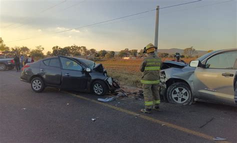 Choque de camioneta contra auto deja 2 muertos en Ocotlán