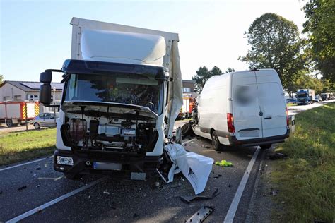 Horror Unfall Bei Prebberede Lkw Kracht Frontal In Transporter